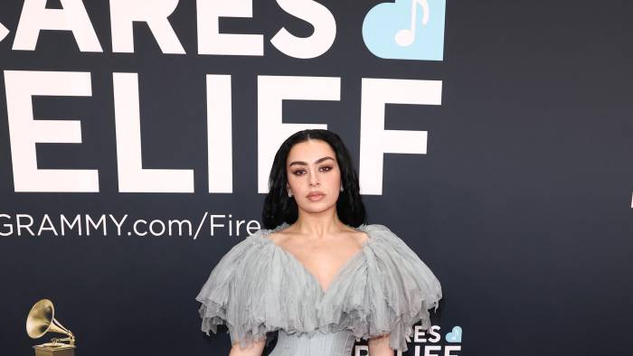 Charli XCX asiste a la 67.ª edición de los premios GRAMMY el 2 de febrero de 2025 en Los Ángeles, California.