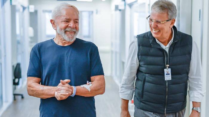 El presidente Luiz Inacio ‘Lula’ da Silva (izq.) camina junto a su cirujano Marcos Stavale en la clínica Sirio-Libanesa, en la ciudad de Sao Pablo.