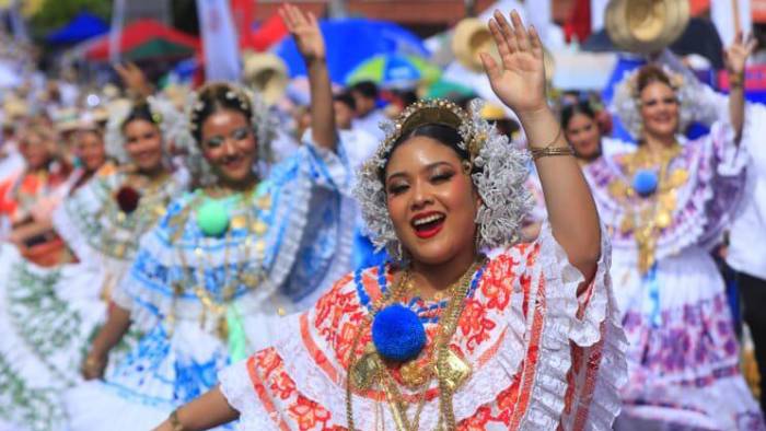 Mas de 8.000 mujeres se dieron cita en el Desfile de las Mil Polleras.