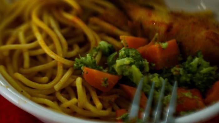 El almuerzo escolar contempla alimentos de todos los grupos como vegetales, frutas, almidones, granos, cereales y proteínas.