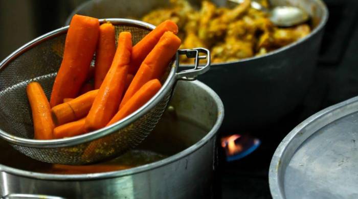 El propósito del programa es ofrecer alimentos balanceados y saludables a los estudiantes.