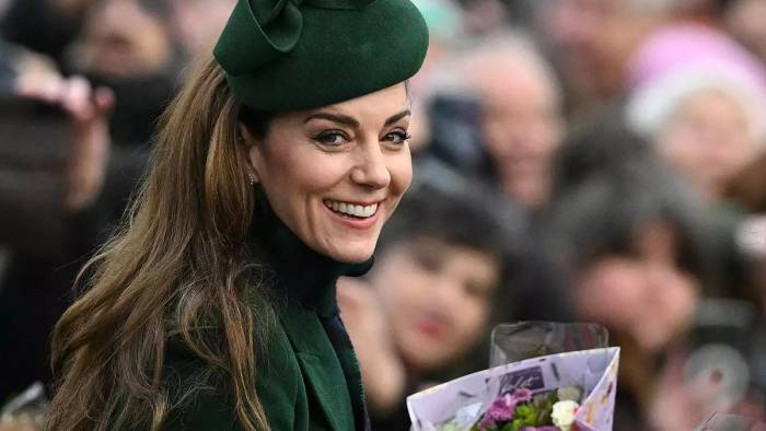 Kate Middleton, Princesa de Gales, saluda a quienes le desean lo mejor mientras asiste al servicio del día de Navidad en la Iglesia de Santa María Magdalena en Sandringham, Norfolk, el 25 de diciembre de 2024.