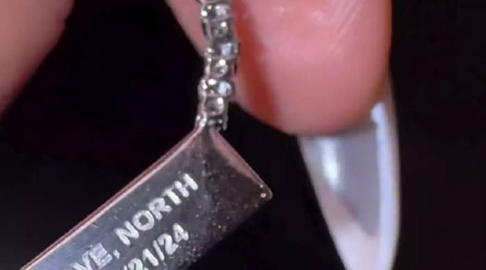 Kardashian mostró el segundo mensaje en la otra parte del collar que lee “Con amor, North”.