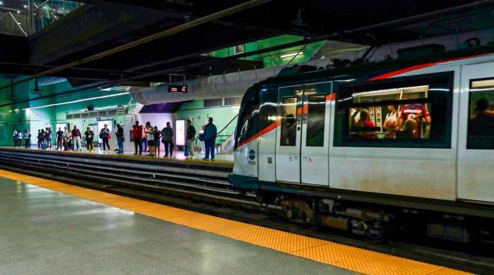 Usuarios del Metro de Panamá esperan un tren en la estación 5 de mayo.