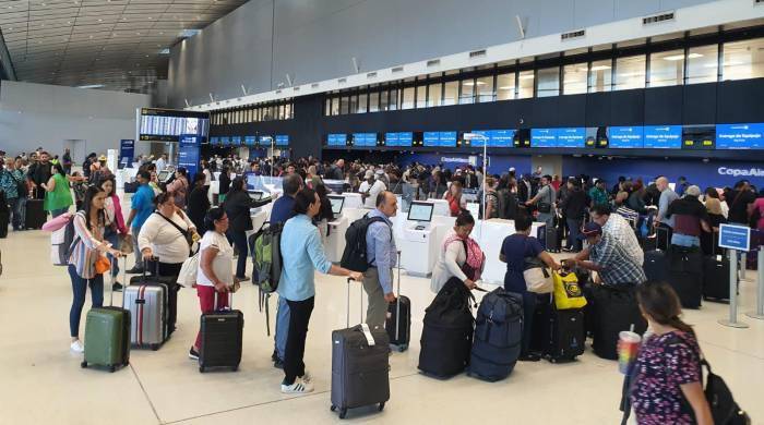 Se reportan largas filas en el Aeropuerto de Tocumen debido al retraso.