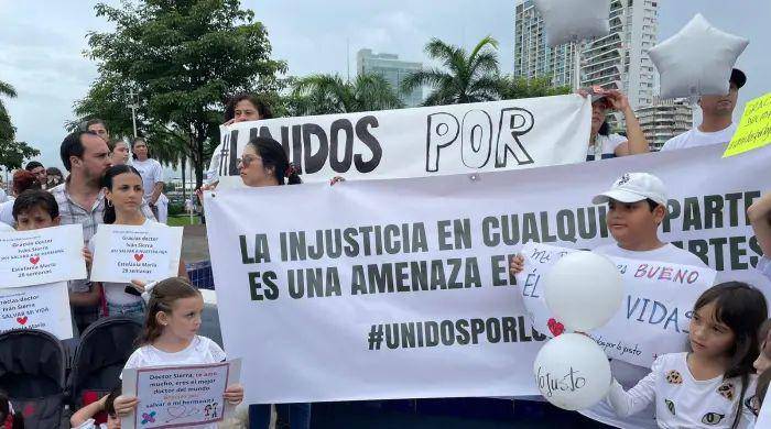 Padres protestan durante el mes de agosto 2024 a favor del doctor Iván Sierra Robles quien se enfrentaba a 60 meses de prisión por el caso muerte de neonatos.