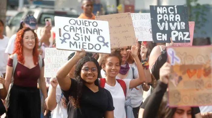 Cientos de mujeres salen a las calles hoy a pedir por los derechos de todas en el país, incluyendo las víctimas.