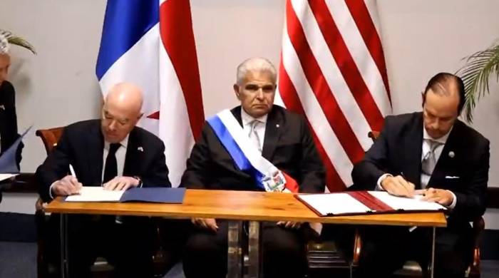 El memorando lo firmaron Mayorkas y Martínez-Acha (der.) en presencia del presidente José Raúl Mulino (centro).