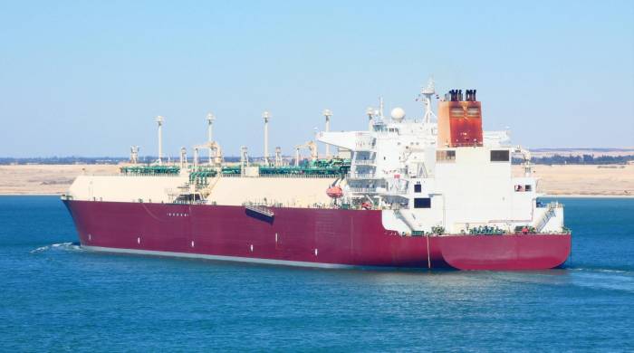 Buque transportando gas natural licuado cruza por el canal de Suez.