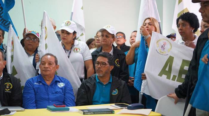 Los docentes piden mejoras en la CSS y rechazan el posible aumento en la edad de jubilación.