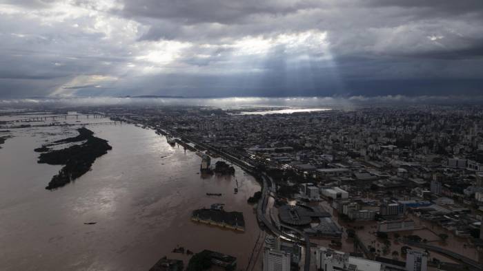 PORTO ALEGRE (BRASIL), 05/05/2024.- Fotografía aérea tomada con un dron que muestra una zona inundada este domingo, tras la crecida del lago Guaíba en la ciudad de Porto Alegre (Brasil). Las devastadoras inundaciones en el sur de Brasil han provocado la muerte de al menos 67 personas, mientras que otras 101 permanecen desaparecidas, informaron las autoridades en la mañana de este domingo.