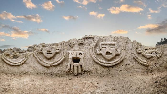 Fotografía cedida por el Ministerio de Cultura que muestra un mural con figuras que pertenecieron a la sociedad Caral, la civilización más antigua de Latinoamérica.