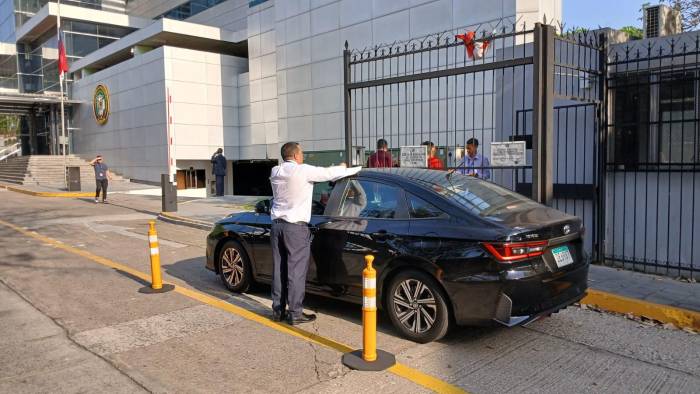 Personal de la Contraloría de la República llegando esta mañana a la Asamblea Nacional.