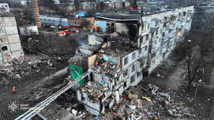 Rescatistas trabajando en un edificio residencial dañado, un día después de un ataque con misiles, en Potlava, en medio de la invasión rusa a Ucrania.