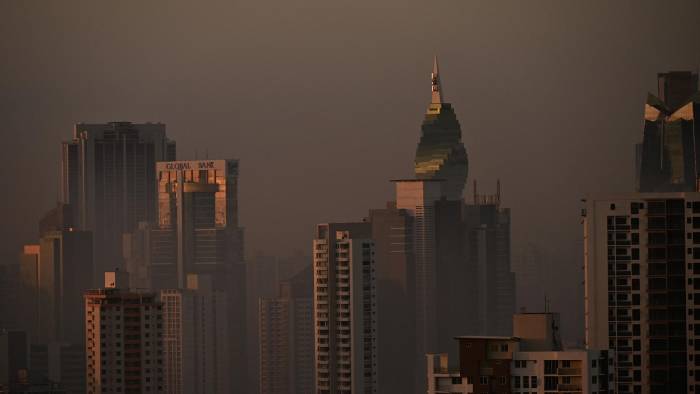 Vista de la ciudad de Panamá al amanecer, cubierta por una neblina de humo proveniente de un incendio en un basurero en el cerro Patacón.