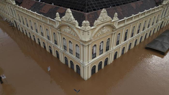 PORTO ALEGRE (BRASIL), 05/05/2024.- Fotografía aérea tomada con un dron que muestra la zona del Mercado Público inundada este domingo, tras la crecida del lago Guaíba en la ciudad de Porto Alegre (Brasil). Las devastadoras inundaciones en el sur de Brasil han provocado la muerte de al menos 67 personas, mientras que otras 101 permanecen desaparecidas, informaron las autoridades en la mañana de este domingo.