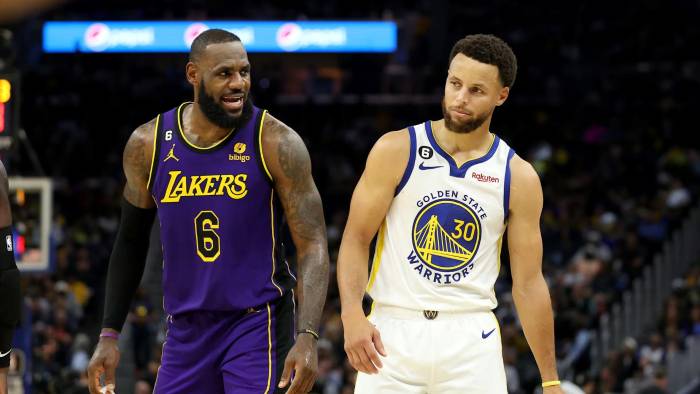 Los jugadores de NBA, LeBron James (izq.) y Stephen Curry.