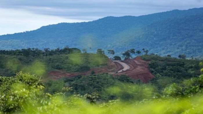 El proyecto, rediseñado para minimizar el impacto en áreas protegidas, sigue siendo objeto de debate entre progreso y conservación.