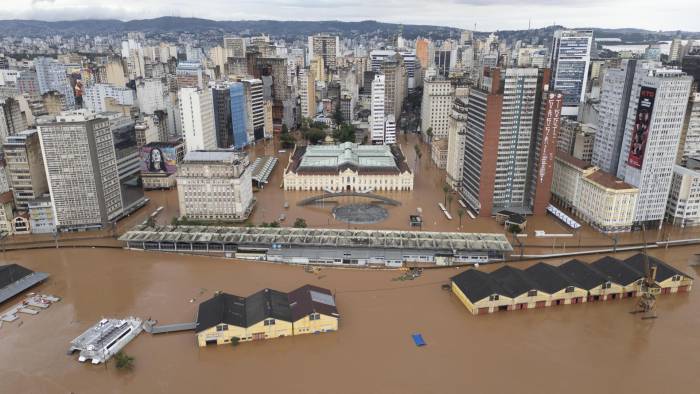 PORTO ALEGRE (BRASIL), 05/05/2024.- Fotografía aérea tomada con un dron que muestra la zona del Mercado Público inundada este domingo, tras la crecida del lago Guaíba en la ciudad de Porto Alegre (Brasil). Las devastadoras inundaciones en el sur de Brasil han provocado la muerte de al menos 67 personas, mientras que otras 101 permanecen desaparecidas, informaron las autoridades en la mañana de este domingo.