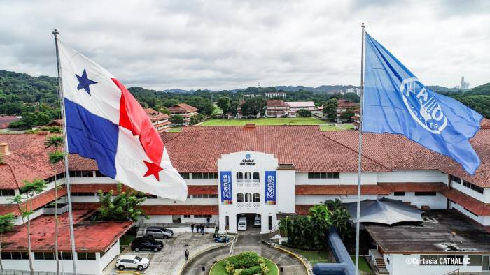 Las oficinas de la Organización de las Naciones Unidas para la Alimentación y la Agricultura (FAO) están en la Ciudad del Saber. En la imagen se observan las banderas de Panamá y la FAO izadas.