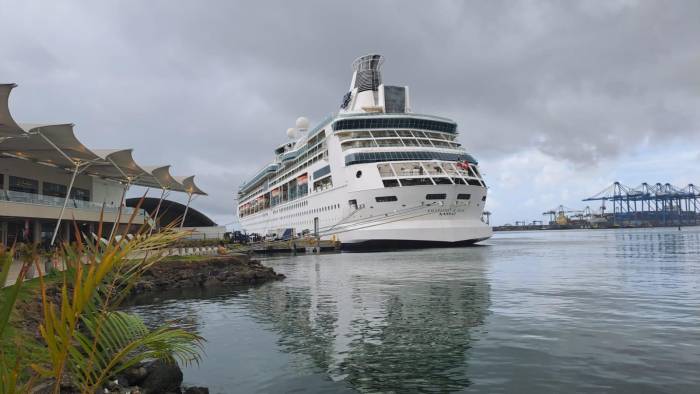 El crucero ‘Rhapsody of the Seas’ de Royal Caribbean, durante su llegada al Puerto Colón 2000, el 16 de diciembre de 2023.