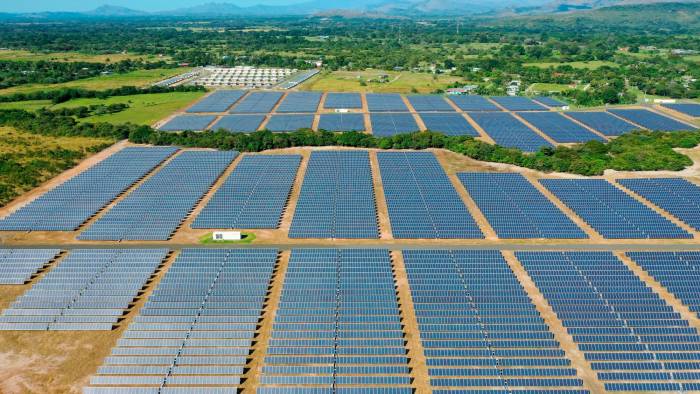 Vista aérea del parque solar en Coclé, Panamá.