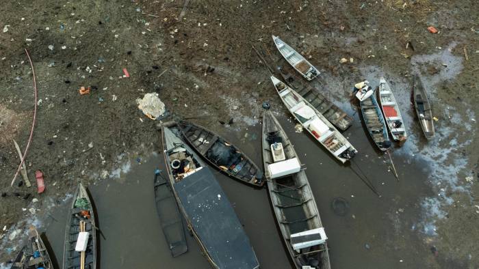 Embarcaciones estancadas debido a la sequía que afecta al estado de Amazonas, este jueves en el pueblo de Cacau Pirêra, región de Río Negro, Brasil.