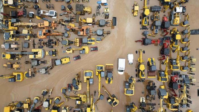 PORTO ALEGRE (BRASIL), 05/05/2024.- Fotografía aérea tomada con un dron que muestra una zona con vehículos inundada este domingo, tras la crecida del lago Guaíba en la ciudad de Porto Alegre (Brasil). Las devastadoras inundaciones en el sur de Brasil han provocado la muerte de al menos 67 personas, mientras que otras 101 permanecen desaparecidas, informaron las autoridades en la mañana de este domingo.