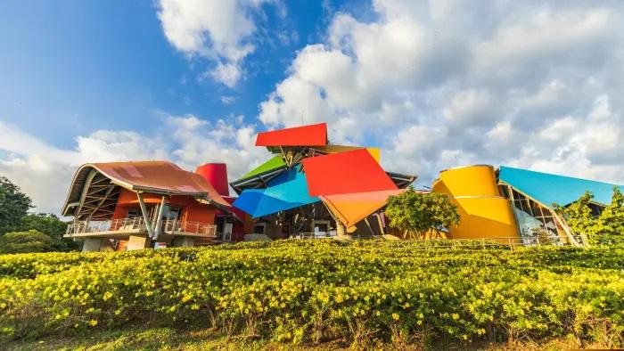 El Biomuseo ofrece exposiciones sobre la riqueza ecológica del país.