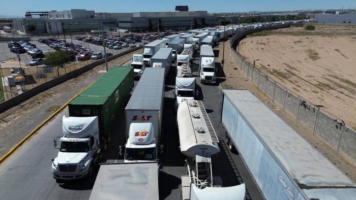 Fotografía aérea donde se observan filas de camiones en espera para cruzar hacia EE.UU., el 29 de abril de 2024, en Ciudad Juárez, Chihuahua (México).