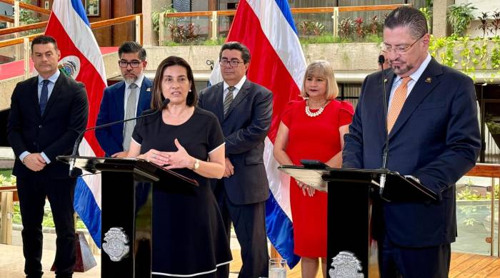 En la foto, Marta Esquivel junto con el presidente de Costa Rica, Rodrigo Chaves.