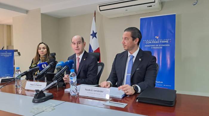 Conferencia de prensa, este martes, con el ministro del MEF, Felipe Chapman (centro).