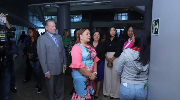 La presidente de la Asamblea, Dana Castañeda junto a los diputados Manuel Cohen y Walkiria Chandler, en su recorrido por los pasillos de la Asamblea Nacional.