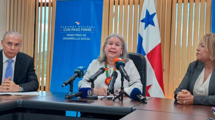 La ministra del Mides, Beatriz Carles (centro), durante conferencia de prensa, este lunes.