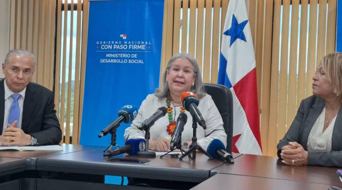 La ministra del Mides, Beatriz Carles (centro), durante una conferencia de prensa este lunes.