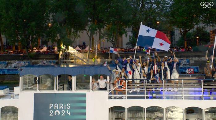 Delegación de Panamá durante su recorrido en el río Sena de París, Francia.