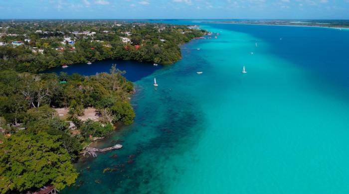 El gran dragón azul posee en sus entrañas y fuera de ellas siglos de historia. Bacalar fue fundado por los mayas hacia el año 415 d.C.