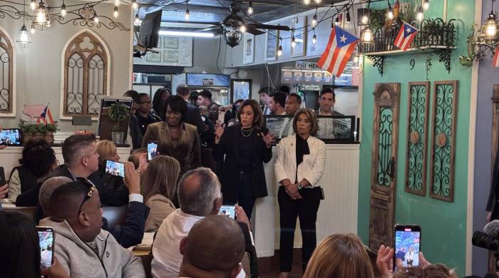 Fotografía de archivo del pasado 27 de octubre de la vicepresidenta y candidata a las elecciones presidenciales de EE. UU., Kamala Harris, mientras habla con simpatizantes en el restaurante 'Freddy &amp; Tony's', en el barrio de Fairhill, conocido como el epicentro de la comunidad puertorriqueña desde hace más de medio siglo en Filadelfia (EE. UU).