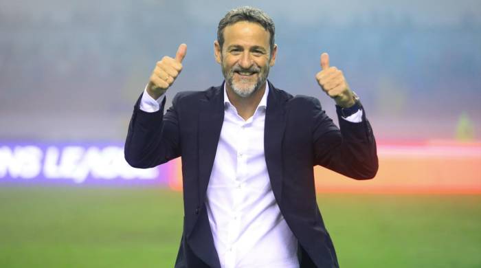 Thomas Christiansen, técnico de la selección de Panamá celebrando el triunfo frente a Costa Rica.