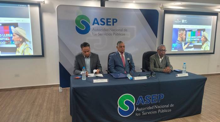 El abogado e interventor Alex Arroyo (der.), junto con el administrador general de la Asep, Armando Fuentes (centro), y el director de Telecomunicaciones, Hildeman Rangel (izq.).