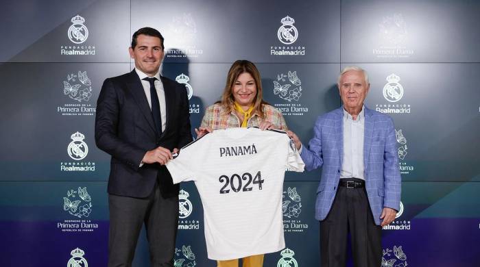 La primera dama de Panamá, Maricel Cohen de Mulino (c.) junto con el vicepresidente ejecutivo de la Fundación Real Madrid, Enrique Sánchez y el exfutbolista del club, Iker Casillas.