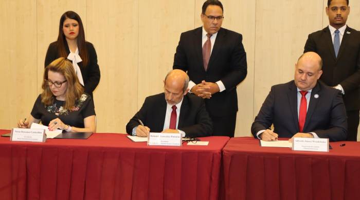 El acuerdo fue suscrito por Nivia Rossana Castrellón, presidenta de la JNE; el diputado Rolando González Patricio, presidente del Parlatino, y Alfredo Juncá, magistrado presidente del TE.
