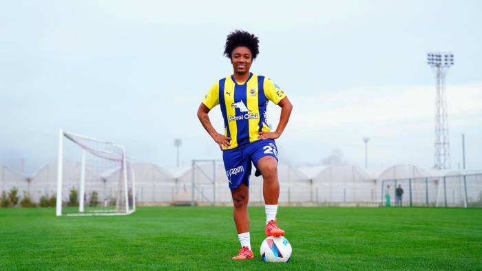 La futbolista panameña, Marta Cox en su presentación con el Fenerbahçe Petrol Ofisi.