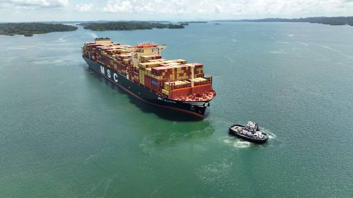 Vista panorámica de una embarcación atravesando el Canal de Panamá.