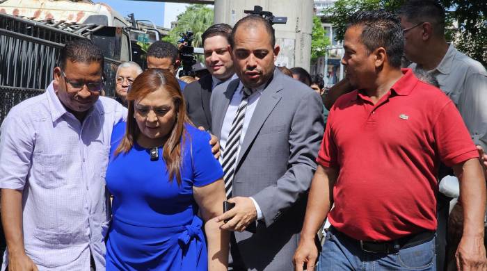 La diputada presidenta de la Asamblea Nacional, Dana Castañeda, encabezó la retirada de las vallas.