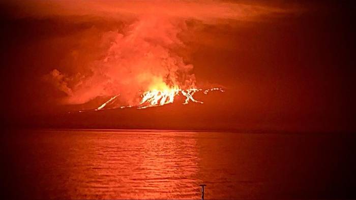 Erupción del volcán La Cumbre volcano en el archipiélago turístico de Galapagos.