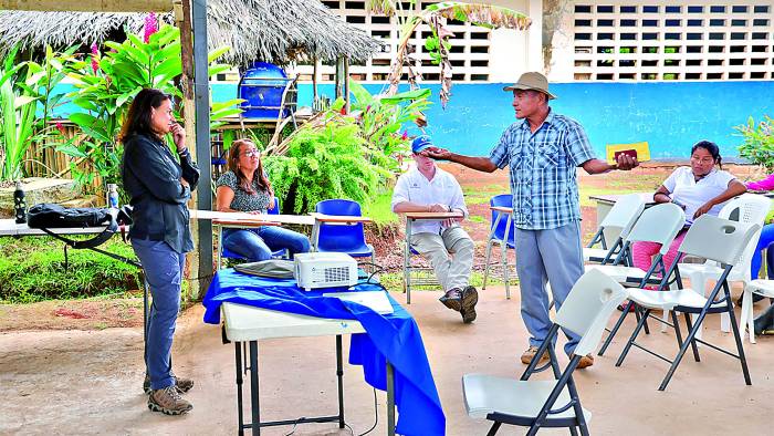 Ilya Espino de Marotta se reunió campesinos y moradores de la cuenca del río Indio.