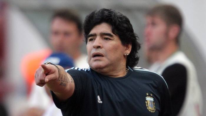 Fotografía de archivo del entonces seleccionador argentino Diego Maradona durante un partido amistoso.