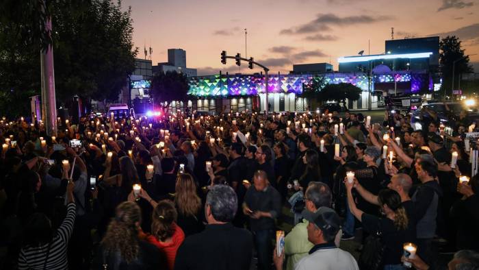 Personas realizan una vigilia con veladoras por la inseguridad, el 17 de julio de 2024, en la ciudad de Tijuana, en Baja California (México).