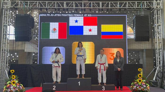 Arosemena subió a podio para colgarse la medalla de oro obtenida en la modalidad Fighting System Panamericano.